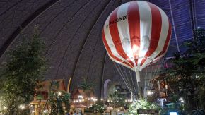 Fesselballon im Tropical Islands bei Nacht