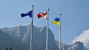 Flaggen im Kananaskis Country Visitor Center, Alberta, Kanada