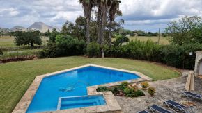 Garten von Villa auf Mallorca mit Palmen und Pool