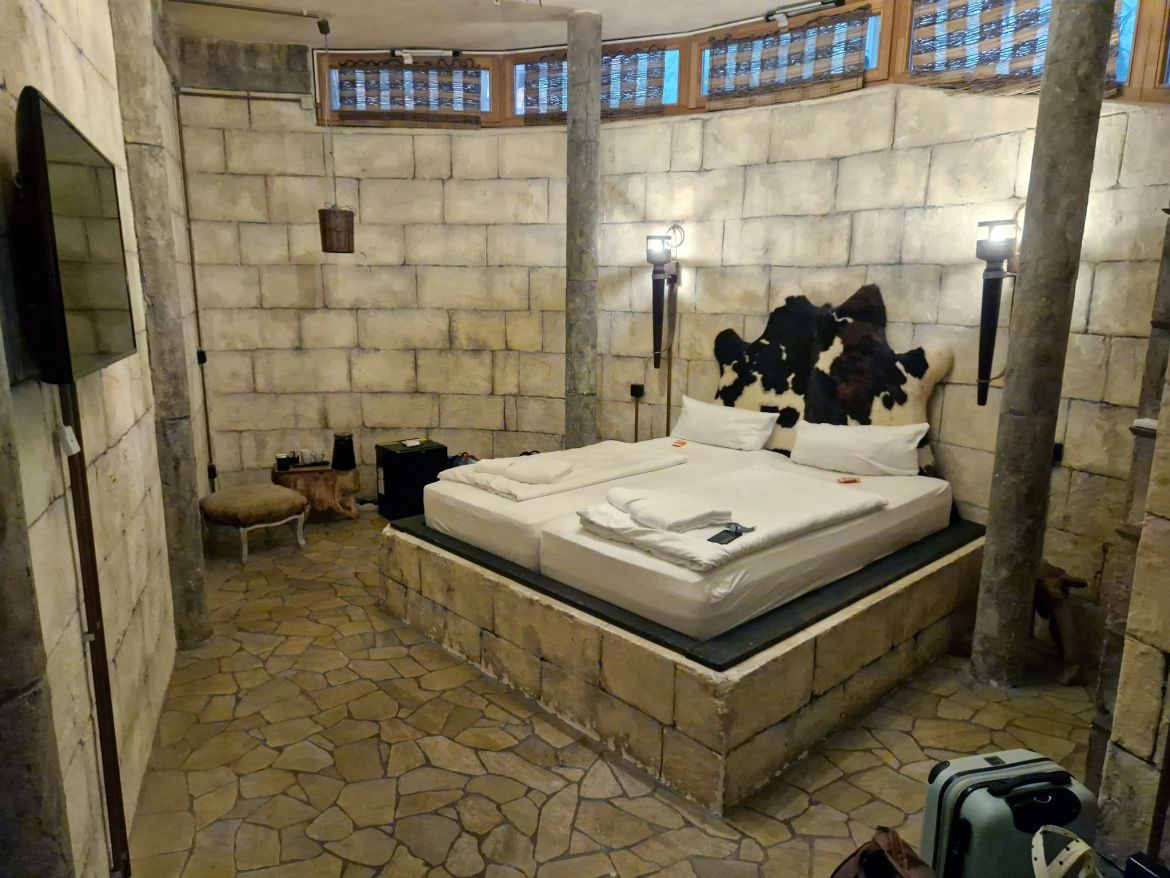 H&auml;ssliches Kellerzimmer im Tropical Islands