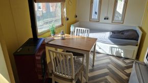 Im Bauwagen von Alpaca Island, Brandenburg