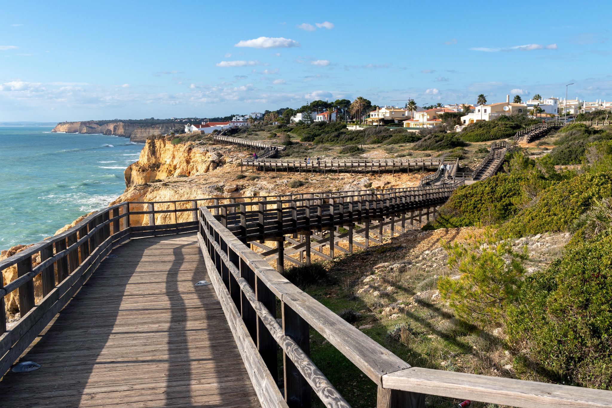 Küstenwanderweg auf Holzsteg an der Felsalgarve, Portugal