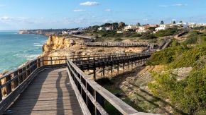 Küstenwanderweg auf Holzsteg an der Felsalgarve, Portugal