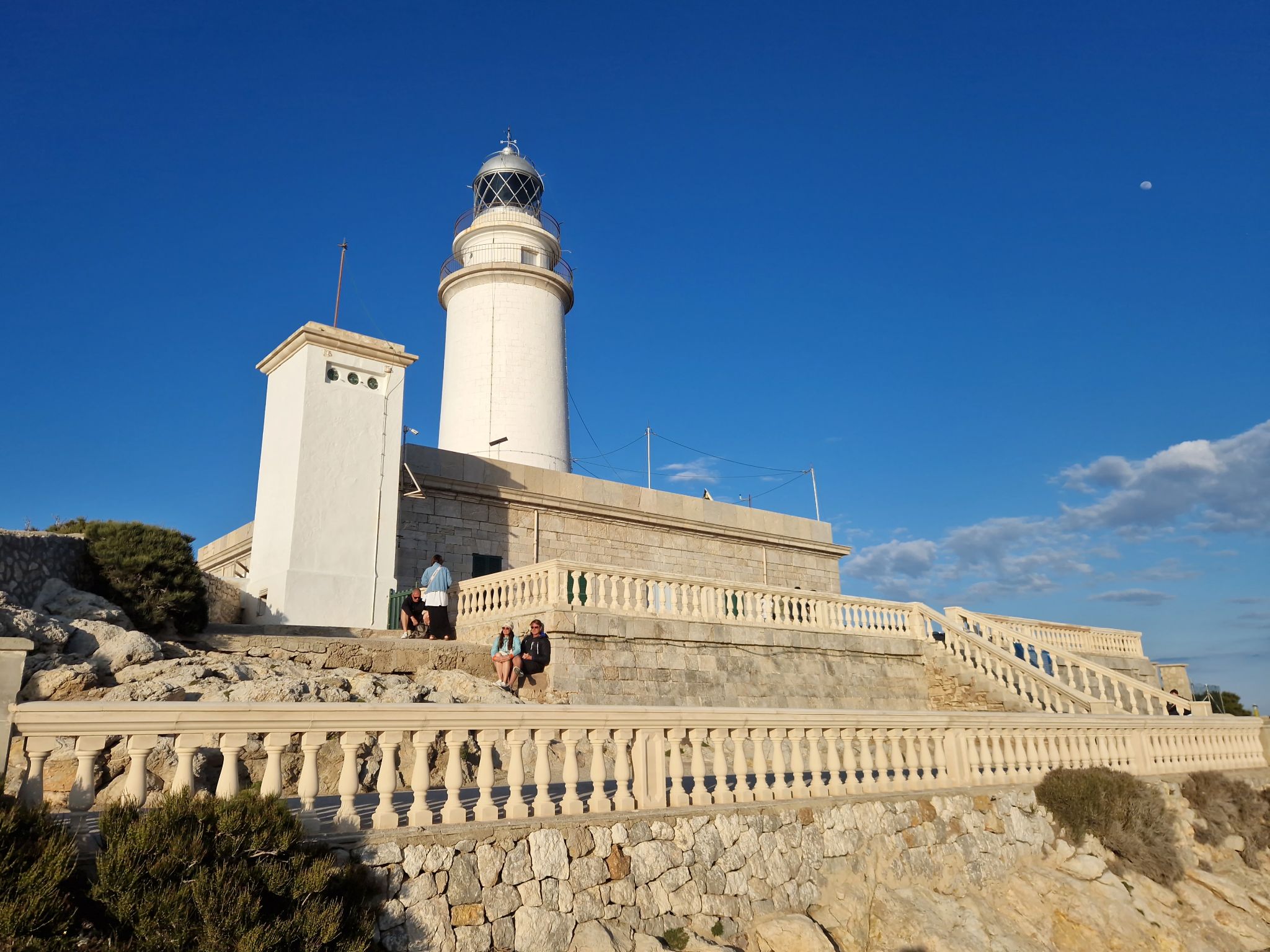 Leuchtturm am Cap Formentor mit blauem Himmel, Mallorca
