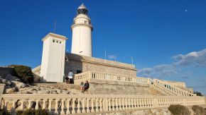 Leuchtturm am Cap Formentor mit blauem Himmel, Mallorca