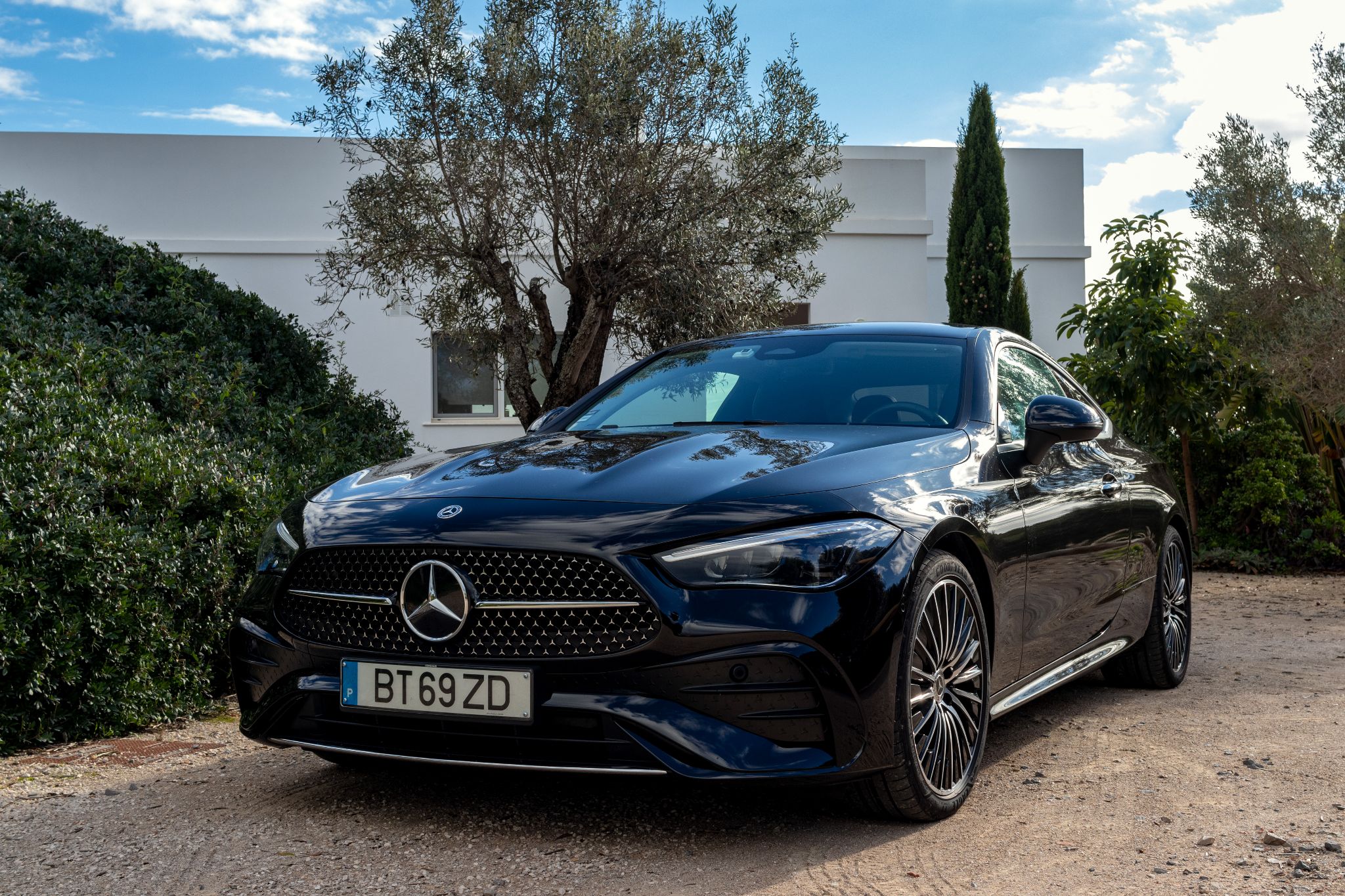 Mercedes CLE 220d vor Eco Villa in Fuseta