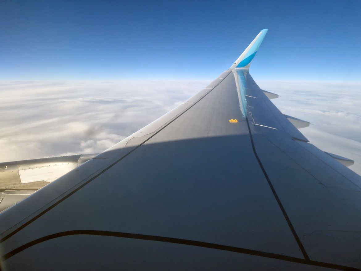 Rechter Fl&uuml;gel eines Eurowings Airbus A320 auf dem Weg nach FAO