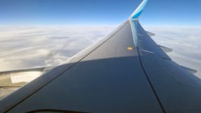 Rechter Flügel eines Eurowings Airbus A320 auf dem Weg nach FAO