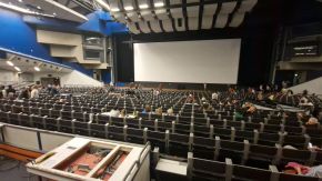 Riesige Leinwand im großen Saal des ICC Berlin