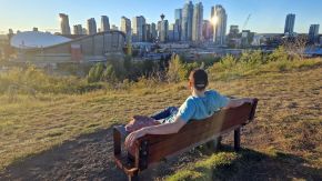 Robert genießt den Sonnenuntergang mit Blick auf Calgary vom Scotsmans Hill, Alberta