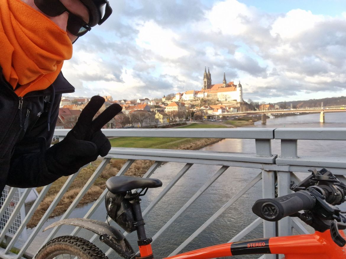 Robert mit eBike in Mei&szlig;en auf Br&uuml;cke