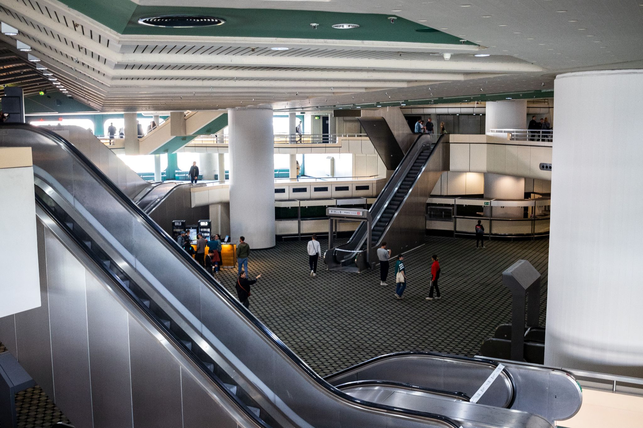 Rolltreppen und Aufgänge im ICC Berlin