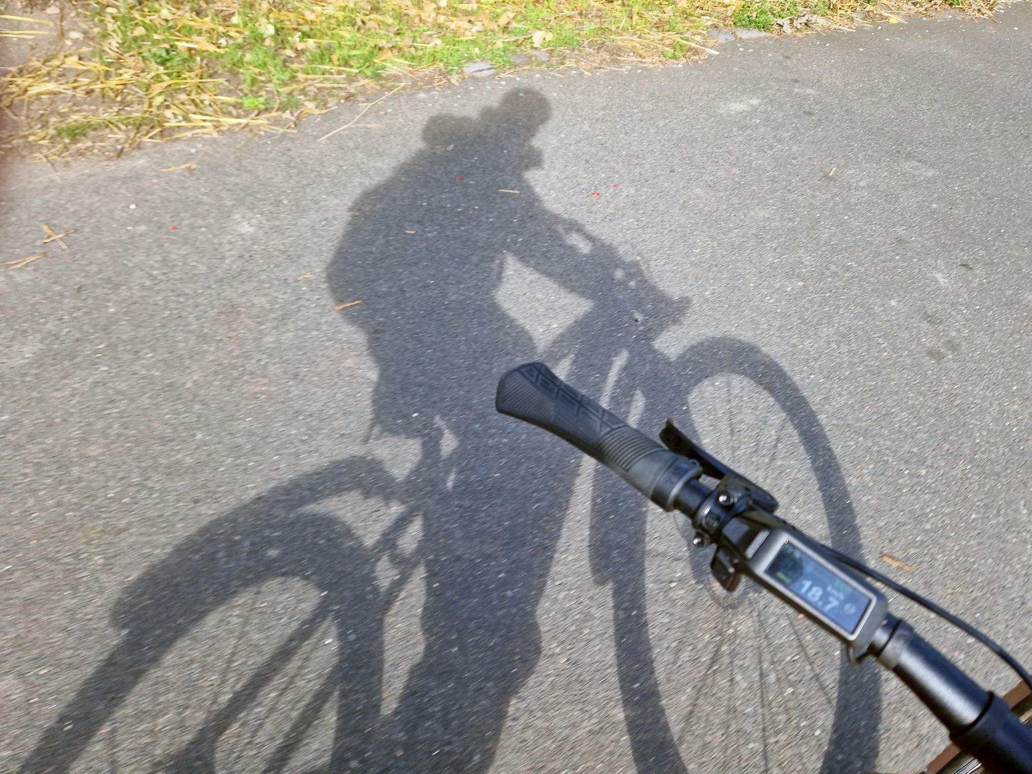 Schatten von Robert auf eBike, Elberadweg