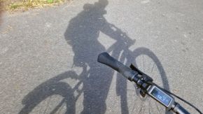 Schatten von Robert auf eBike, Elberadweg