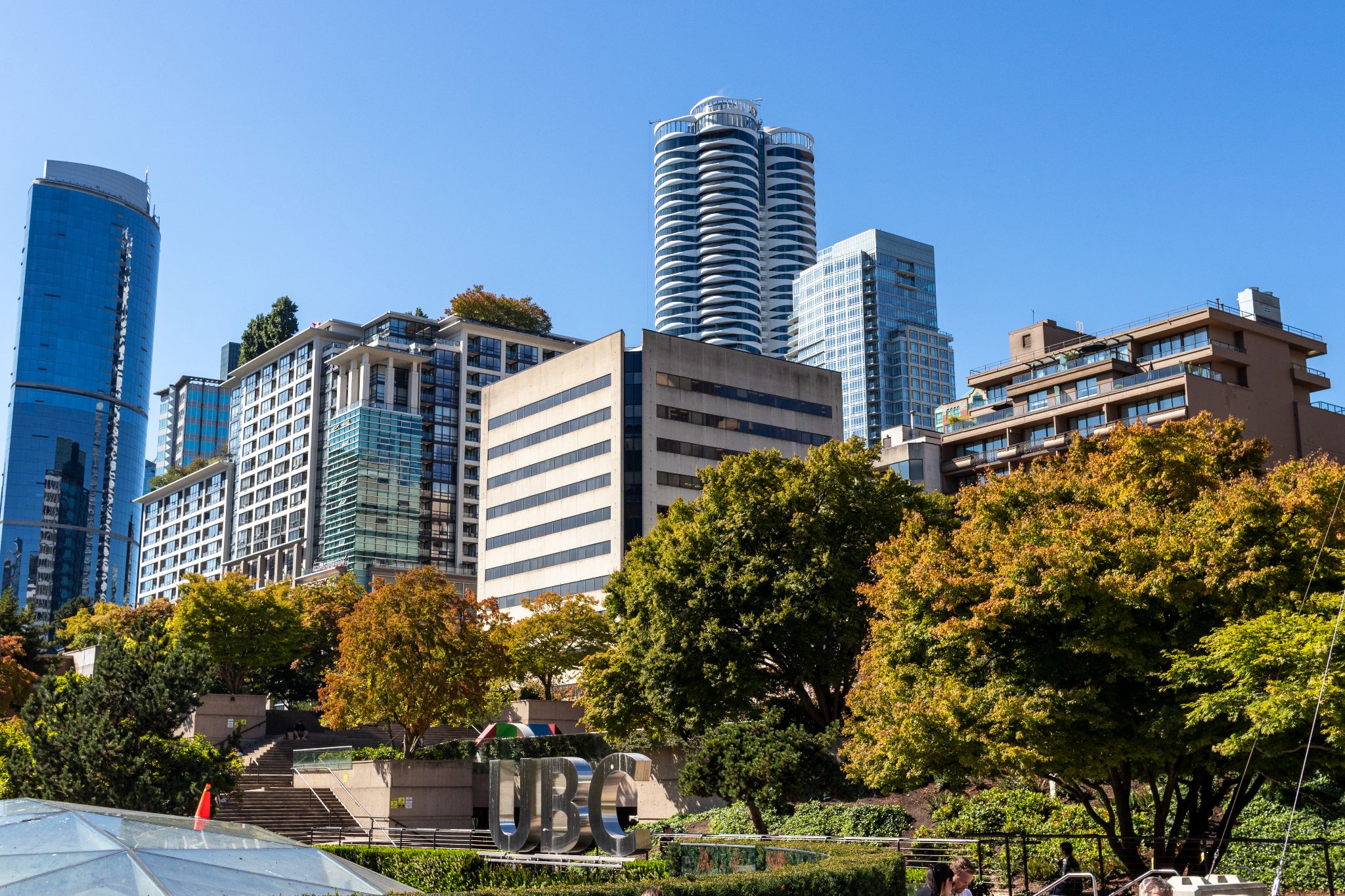 Skyline von Vancouver am Robson Square Park