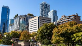 Skyline von Vancouver am Robson Square Park