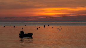 Sonnenuntergang vor der Küste von Fuseta, Portugal
