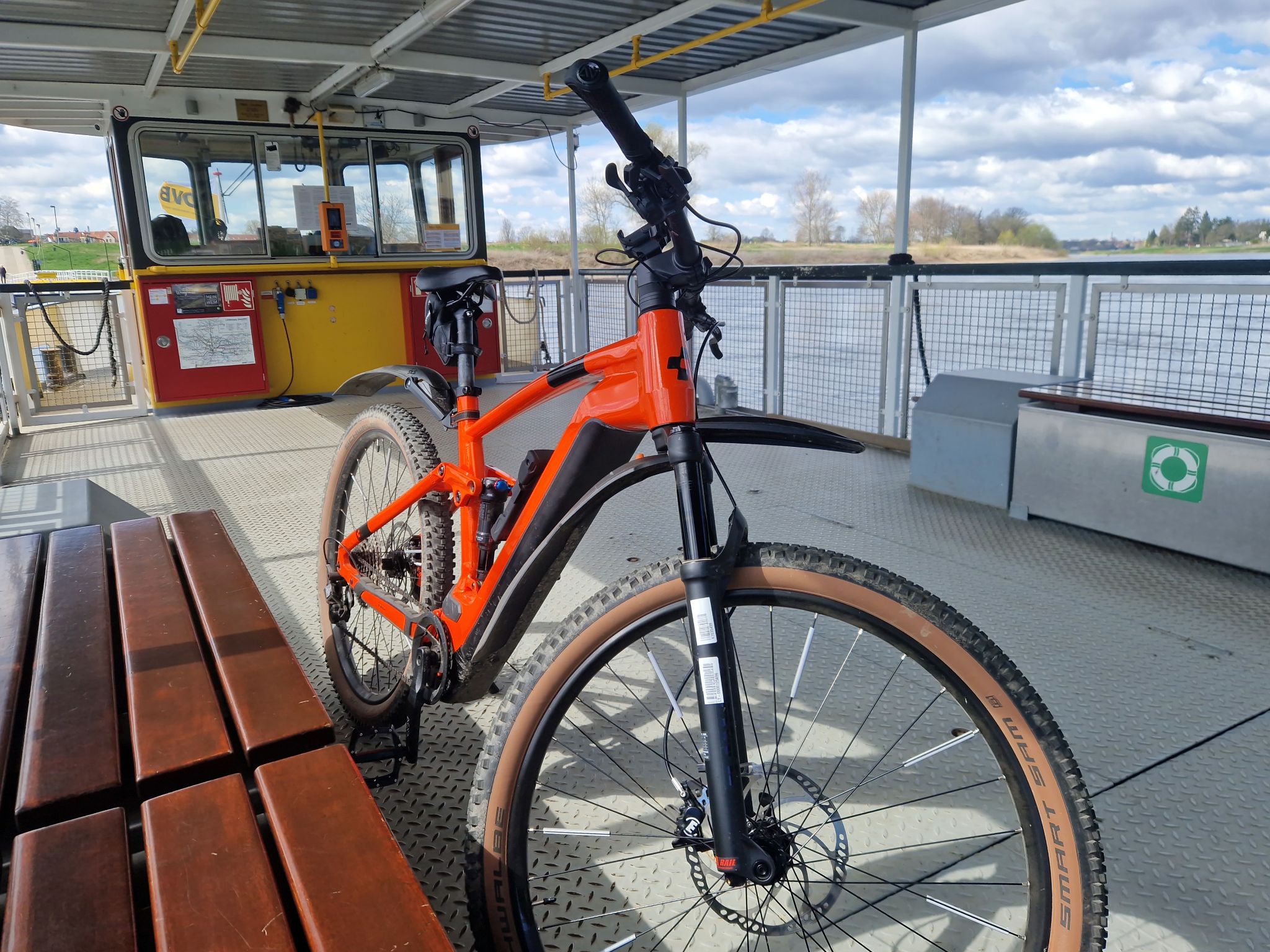 eBike auf der Elbfähre, Dresden