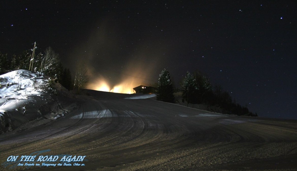 Schneeraupe bei Nacht auf der Skipiste