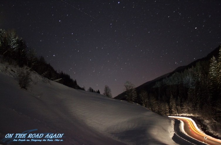 Straße bei Nacht im Skigebiet