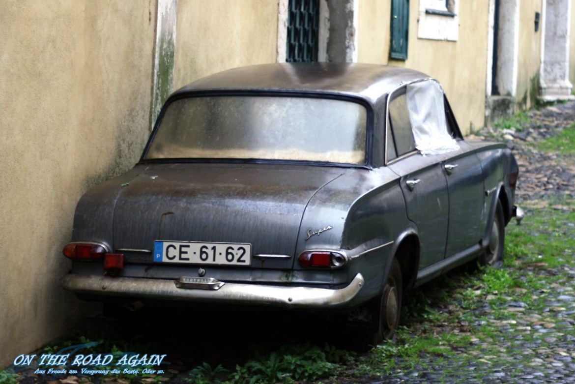 Alter Vauxhaul Super in Lissabonner Hinterhof