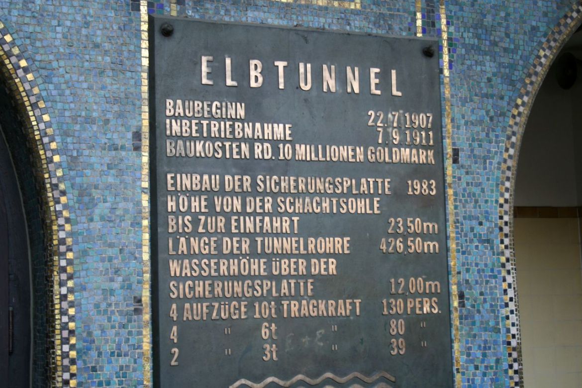 Schild am Eingang alter Elbtunnel Hamburg