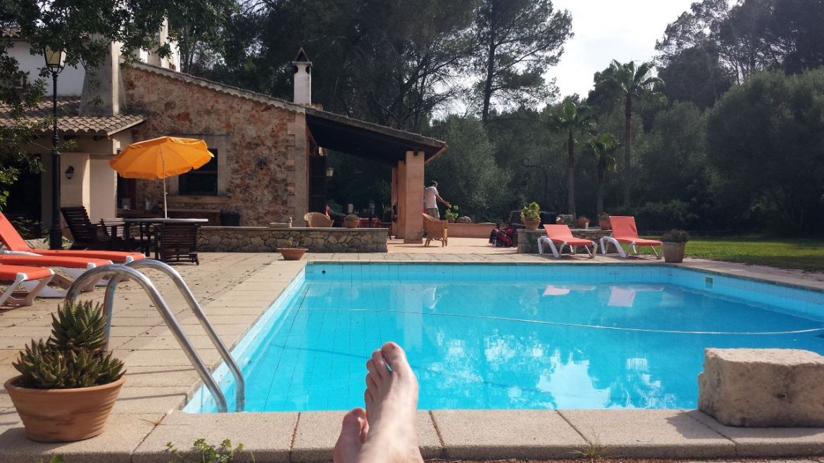 Füße hochlegen am Pool