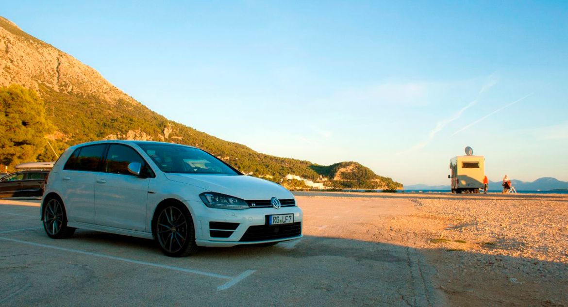 VW Golf R an der Adriaküste in Dalmatien, Kroatien