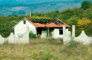 Haus mit eingefallenem Dach in Herzegowina