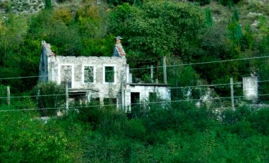 Verfallenes Haus in Bosnien