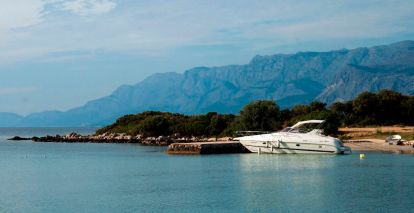 Yacht in der Bucht von Mlaska auf Hvar