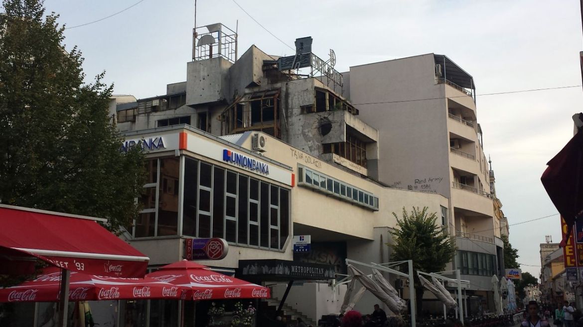 teilrenoviertes Gebäude in der Innenstadt von Mostar