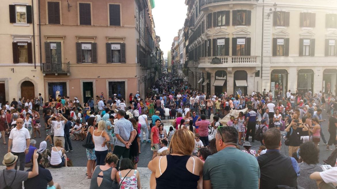 Menschenmenge am Piazza Espana, Rom