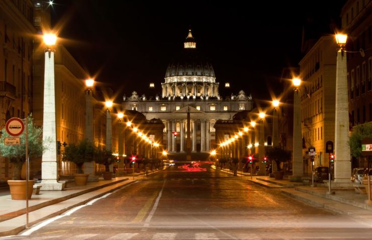Piazza San Pietro und Via della Concilianzione nachts