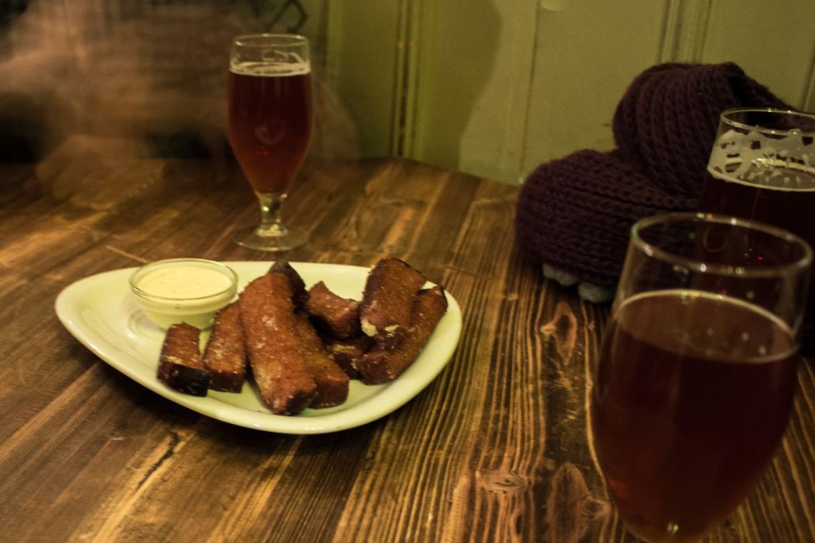 Schwarzbier und Knoblauchschwarzbrot Ala Cellar Riga