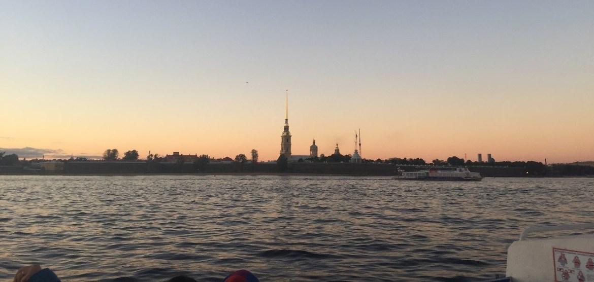 Flussfahrt auf der Newa bei Sonnenuntergang