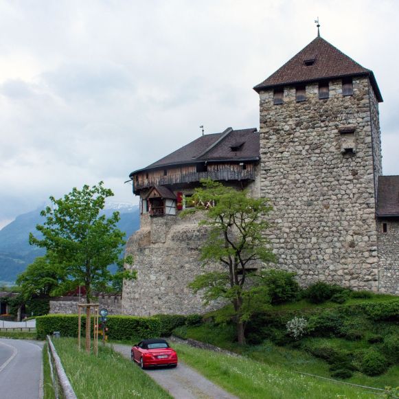 Audi TT Cabrio am Schloss in Liechtenstein