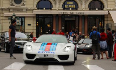 Porsche 918 Spyder vor dem Hotel de Paris in Monaco