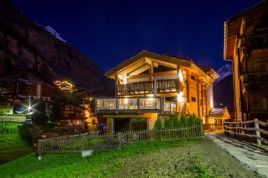 Beleuchtetes Hotelhaus in Zermatt
