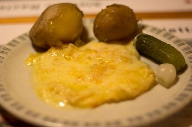 Portion Schweizer Raclette mit Kartoffeln
