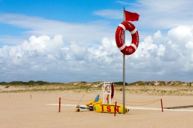 Rote Flagge am Strand in Portugal