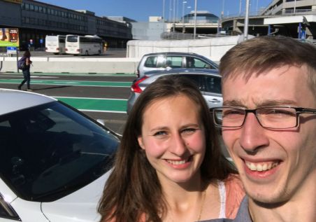 Karol und Janine am Flughafen