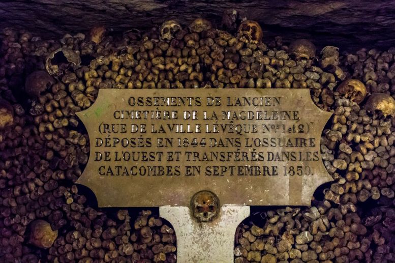 Gedenktafel in den Katakomben in Paris