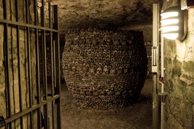Knochenformation in den Pariser Katakomben