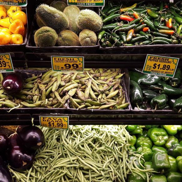 Buntes Gemüse in Latino Supermarkt New Jersey