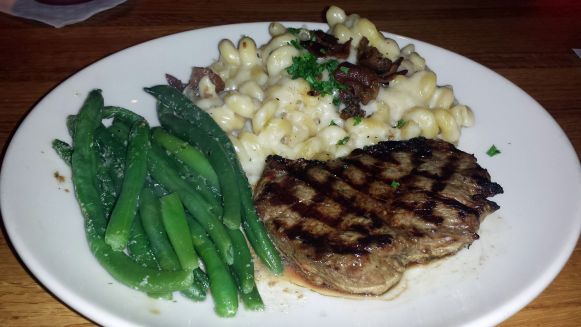 Steak mit Mac and Cheese und Bohnen bei Appeblees in New York City