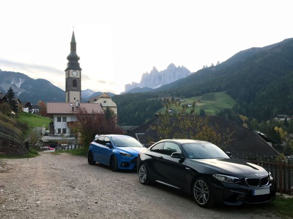 Ford Focus RS und BMW M2 vor Kirche