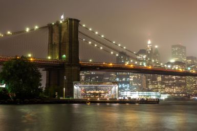 Brooklyn Bridge Pfeiler bei Nacht