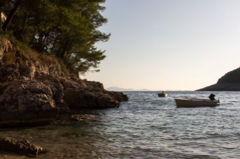 Kleine Fischerboote in der Bucht von Pupnatska Luka