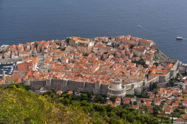 Stadtmauer von Dubrovnik von oben aus gesehen